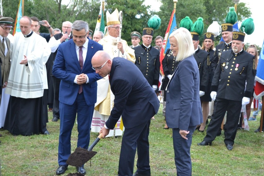 W Mysłowicach posadzono dąb z okazji setnej rocznicy wybuchu...