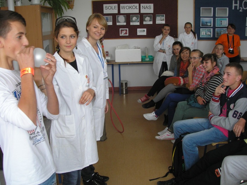 Nietypowe zajęcia w luzińskich szkołach prowadzone przez wolontariuszy z południa Polski