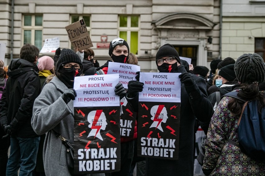 Kolejna odsłona Strajku Kobiet w Krakowie. Policja blokuje pochód "13 grudnia 2020 ogłaszamy stan rewolucji na terenie całego kraju"