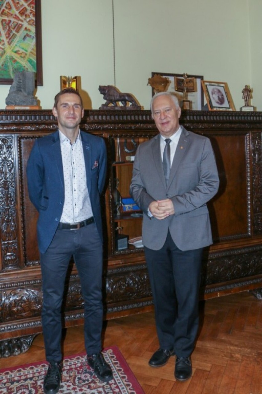 Prezydent Legnicy wyróżnił Wojciecha Łobodzińskiego tytułem Trenera Roku