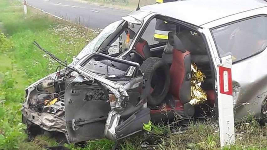 Wypadek samochodowy między Łubowem a Fałkowem. Kierowca jest w ciężkim stanie [FOTO]