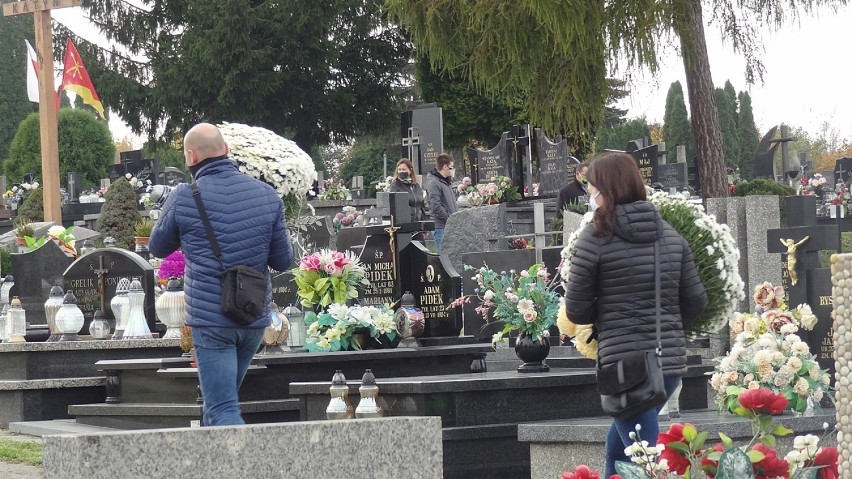 Cmentarz w Kraśniku. Mieszkańcy już odwiedzają groby swoich bliskich. Zobacz zdjęcia z cmentarza parafialnego w Kraśniku