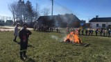Przedszkolaki z Łebcza żegnały zimę i witały wiosnę 2021. Swoim małym sąsiadom pomogli strażacy z OSP Łebcz | ZDJĘCIA