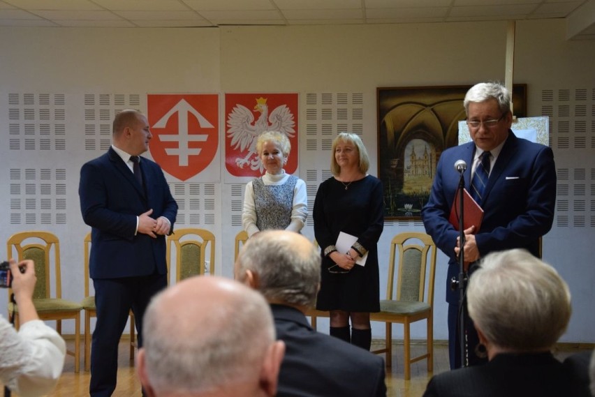 50 lat razem - 9 par z gminy Jędrzejów odznaczonych medalami za "długoletnie pożycie małżeńskie"