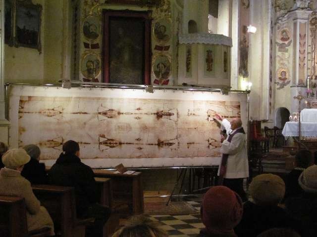 Do kościoła w Przybynowie przybyła replika Całunu Turyńskiego