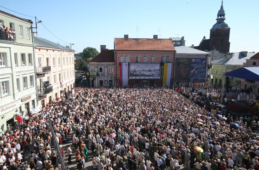 Kardynał Stanisław Dziwisz w Piotrkowie. W 2006 roku...