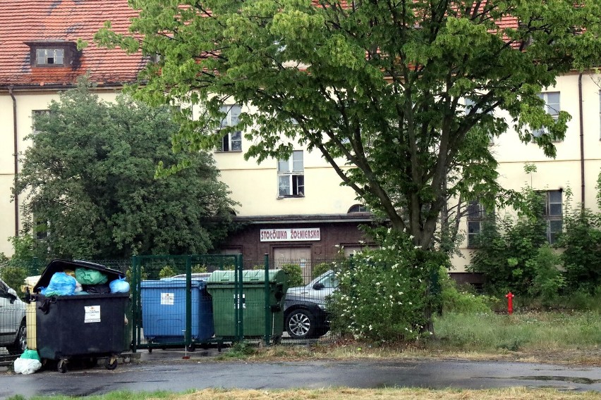 Były Klub Żołnierski przy al. Rzeczypospolitej w Legnicy jest niszczony i rozkradany, zobaczcie aktualne zdjęcia