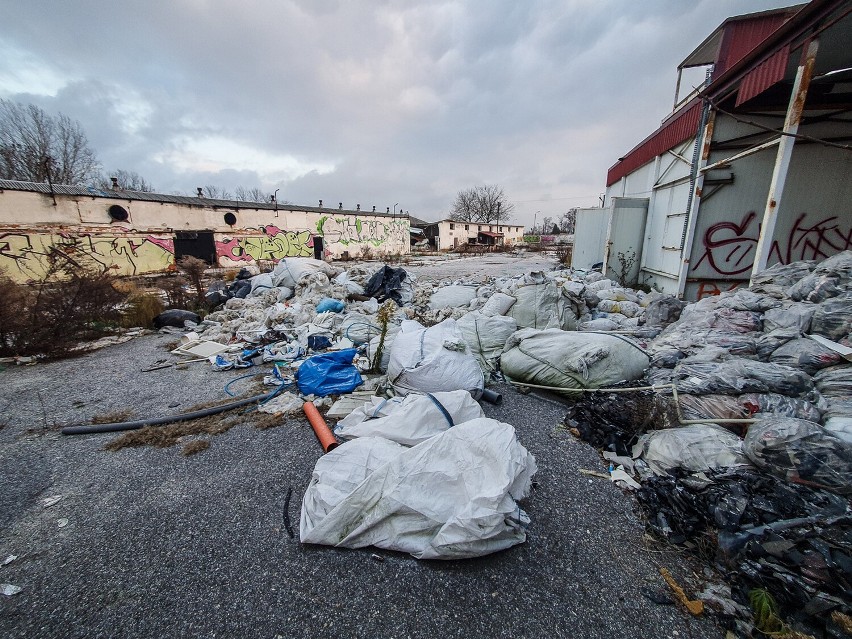 Składowisko odpadów w dawnej rzeźni w Lesznie