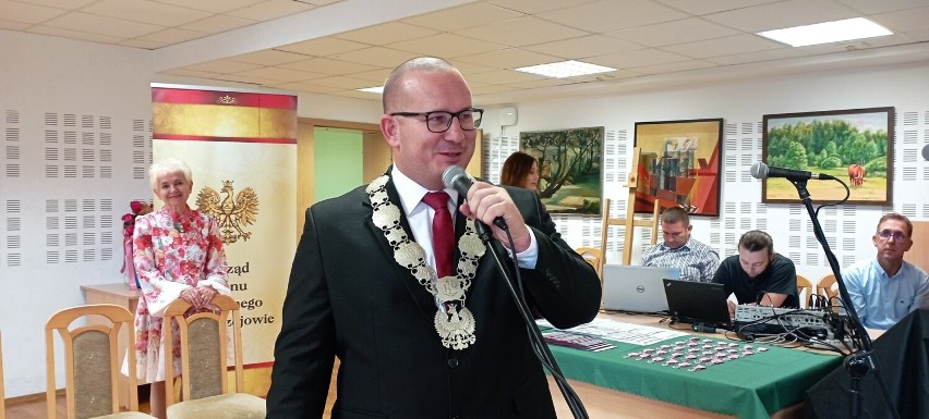 Burmistrz Marcin Piszczek życzył parom dobrego zdrowia i...