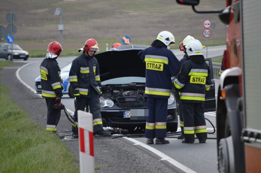 Głogów: Na DK 12 koło Kurowic zapalił się mercedes. Gasili go strażacy