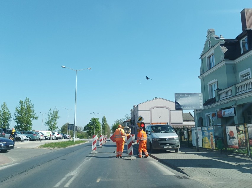 Zamknięte rondo Dmowskiego w Tomaszowie. Nowa organizacja ruchu [ZDJĘCIA]