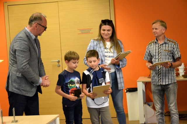 Pedagodzy i uczniowie Szkoły Podstawowej nr 6 otrzymali nagrodę za udział  w organizowanych przez muzeum warsztatach