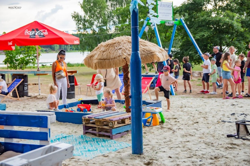 Dzień Rodziny na Małej Plaży w Szałem. Będą warsztaty z piłkarzami, warsztaty tańca na rurze i szukanie skarbu