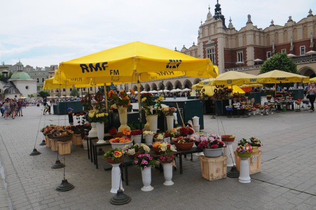 Charakterystyczne żółte parasolki krakowskich kwiaciarek pozostaną na Rynku Główny jeszcze tylko przez kilka miesięcy