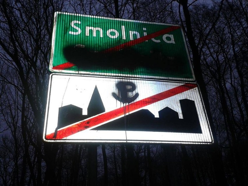 Zamalowana tablica wsi Smolnica