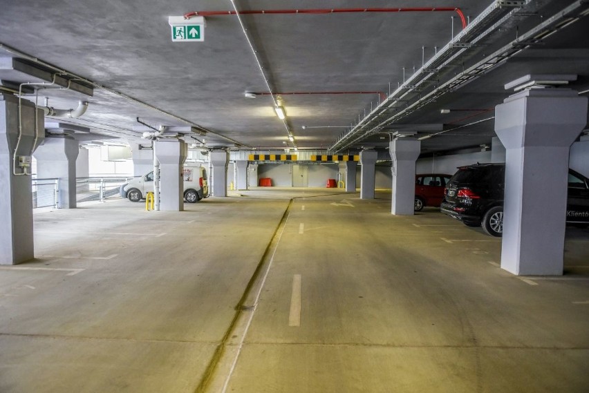 Rondo Kaponiera: Nowy parking w centrum Poznania już działa [ZDJĘCIA]