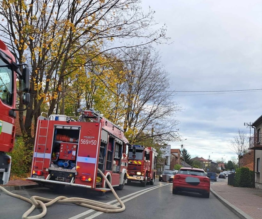 Pożar domu w powiecie wielickim w sąsiedztwie szkoły. Straż zbadała obiekt kamera termowizyjną