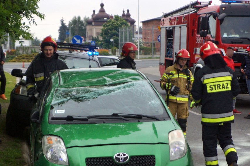 Groźna kolizja na ulicy Polnej w Kaliszu. Auto dachowało na jezdni. ZDJĘCIA