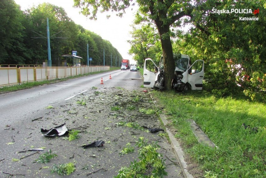 Wypadek w Katowicach na Chorzowskiej. Samochód uderzył w latarnię i drzewo. Dwie osoby w szpitalu [ZDJĘCIA]