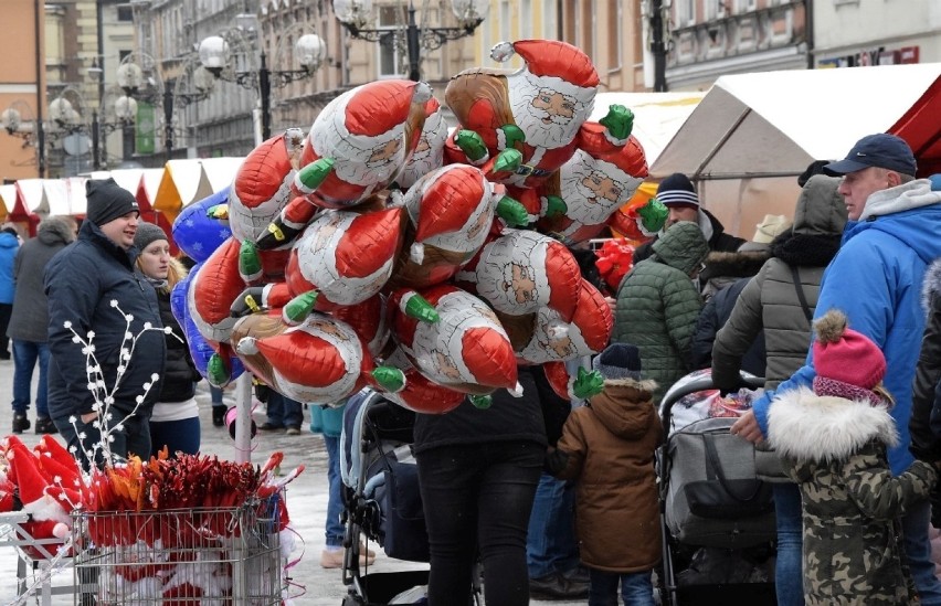 Na inowrocławskim Rynku otwarto dziś (16 grudnia) Kiermasz...