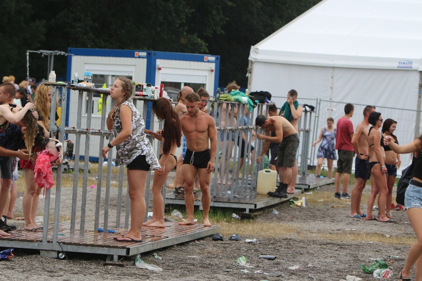 Na Woodstocku zawsze ktoś się kąpie. Natryski są w trzech...