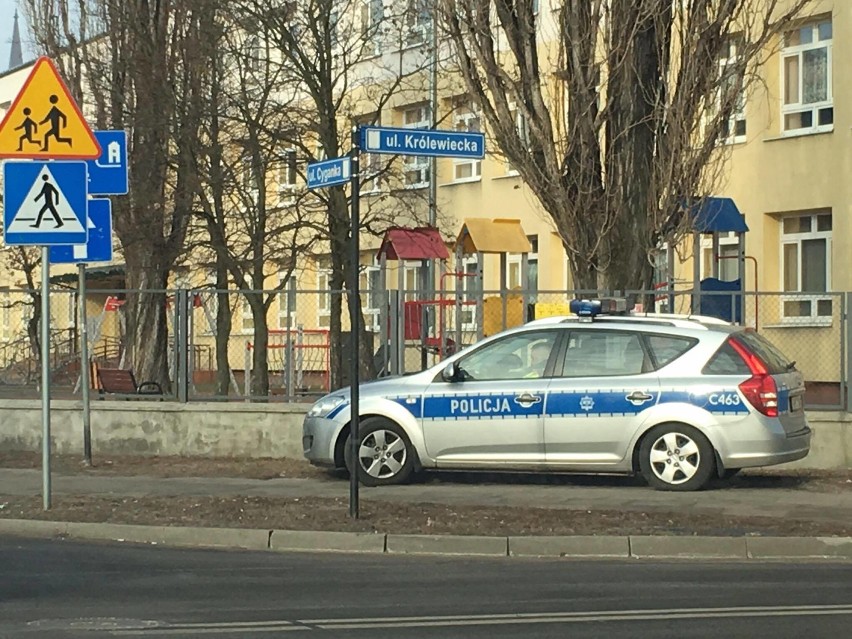 BMW wjechało w ogrodzenie Szkoły Podstawowej nr 3 przy ul. Cyganka we Włocławku [zdjęcia]