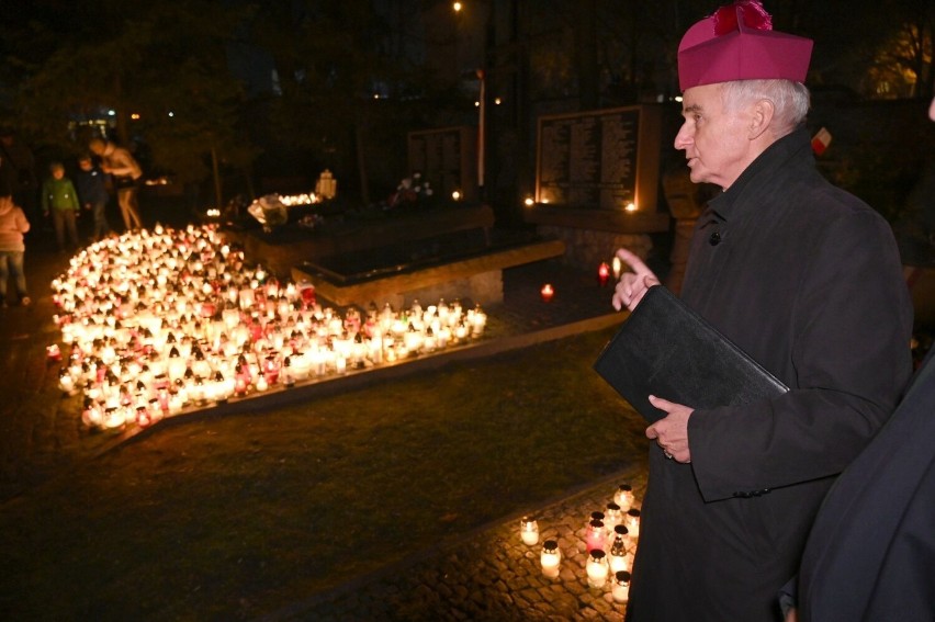 Niesamowity widok! Ponad tysiąc zniczy zapłonęło na grobach naszych bohaterów na Cmentarzu Partyzanckim w Kielcach