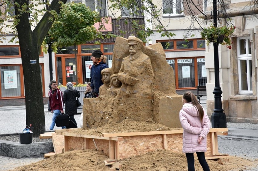 Rzeźba Józefa Piłsudskiego z piasku i gliny powstaje w Legnicy [ZDJĘCIA]