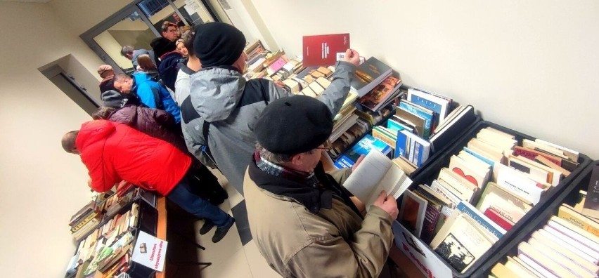 Wielki sukces kiermaszu w Miejskiej Bibliotece w Stalowej Woli! Szturm po tanie książki. Zobacz zdjęcia