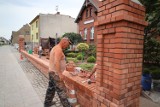 Trwa rewitalizacja zabytkowego muru przy przedszkolu w Zdunach [ZDJĘCIA + FILM]