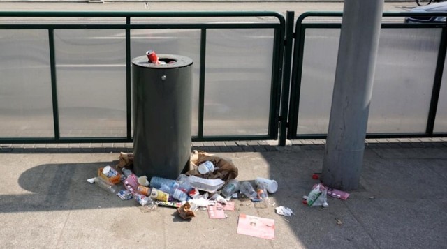 Rada Osiedla Jeżyce ma dość apelowania o wywożenie odpadów z ulicznych koszy. Znalazła sposób, by mieszkańcy również pomogli i to stosując skuteczną receptę