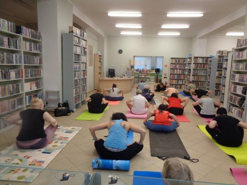 Dzień Kobiet 2023 w Inowrocławiu. To były zajęcia jogi dla pań w filii biblioteki nr 1 w ramach cyklu "Spokojny umysł - silne ciało" 
