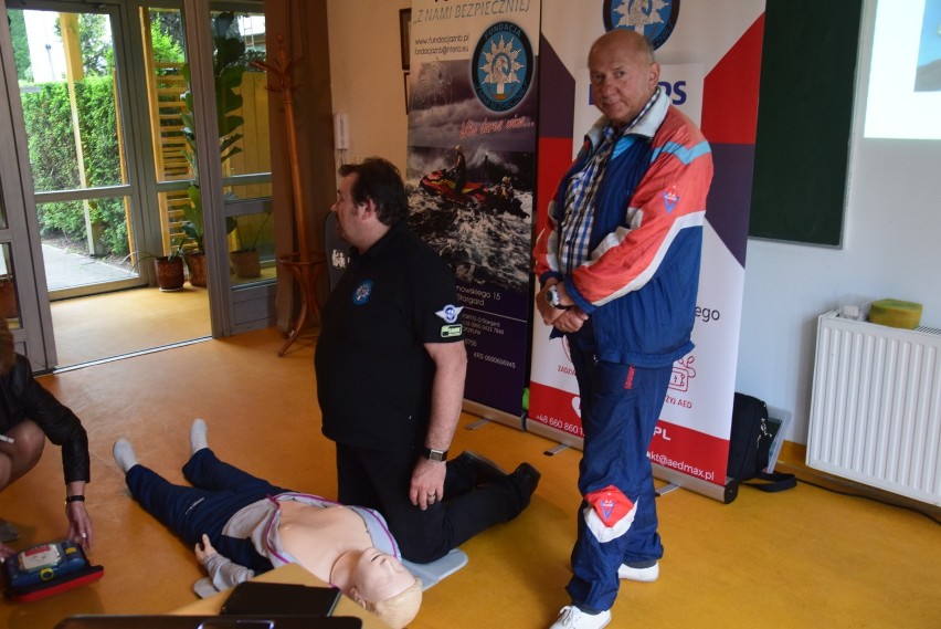 Defibrylatory AED. Seniorzy z osiedla Lotnisko uczyli się ratować ludzkie życie