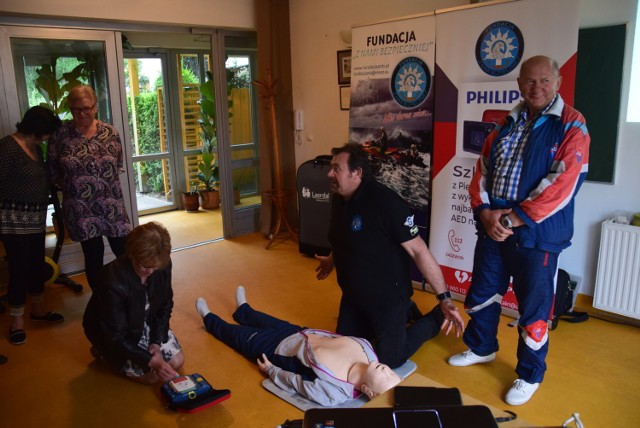 Członkowie fundacji Z Nami Bezpieczniej prowadzą w Stargardzie szkolenia z udzielania pierwszej pomocy z użyciem najbardziej popularnego na świecie defibrylatora AED. Urządzenie produkowane w Holandii kosztuje 8 tys. zł.
