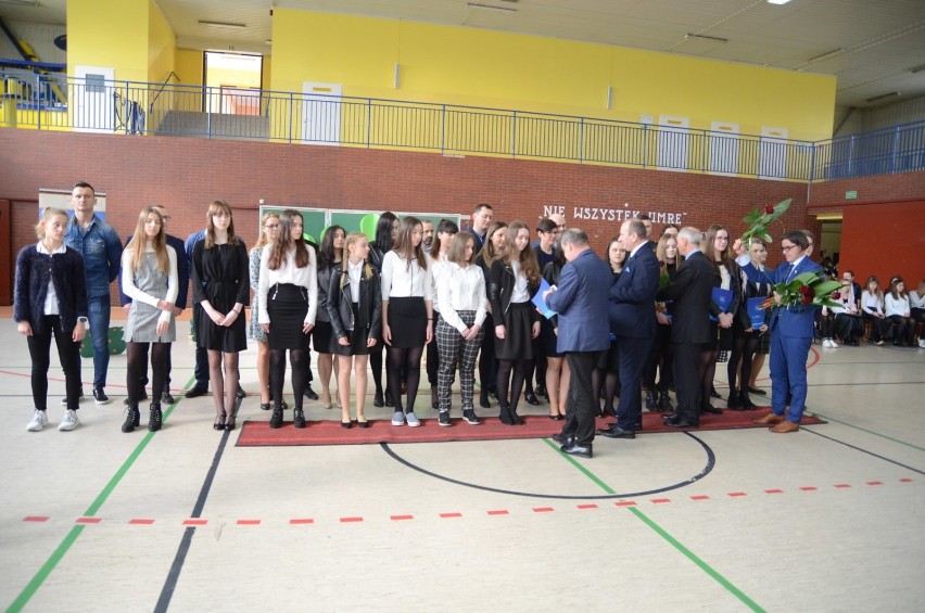 Święto Patrona szkoły z uroczystym wręczeniem stypendiów w Szkole Podstawowej nr 1 w Witkowie