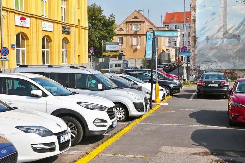 Zaparkował, zapłacił za postój i dostał mandat