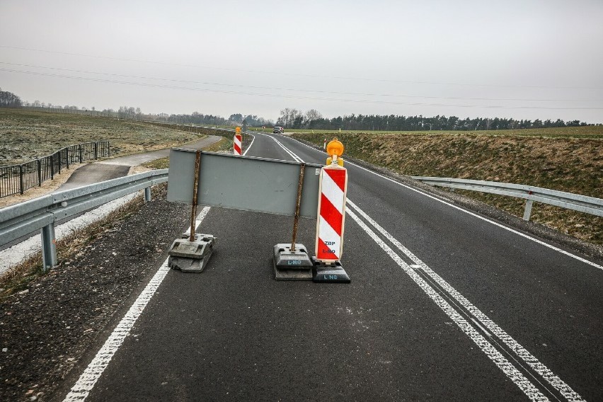 Pęknięta droga Osieczna - Goniembice ma być naprawiana od...