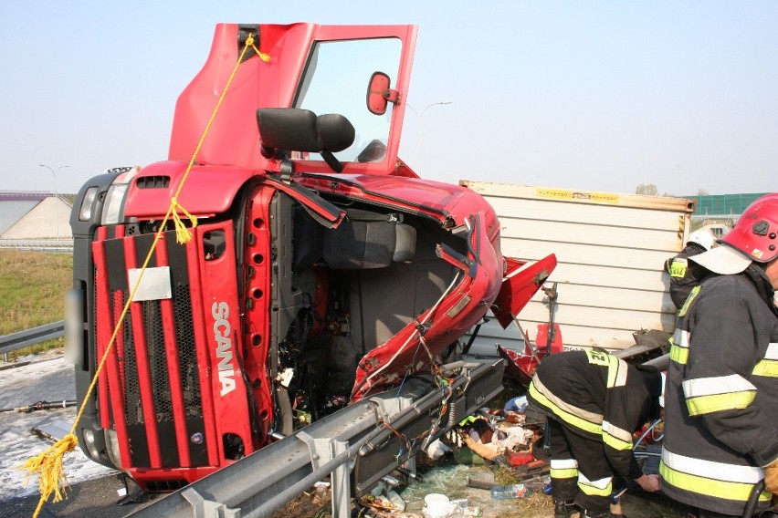 Dąbrówka: Wypadek ciężarówki na zjeździe z A1