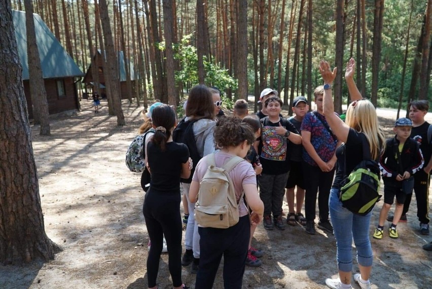 Uczniowie klasy 5 C z tarnobrzeskiej "czwórki" na szkolnej...