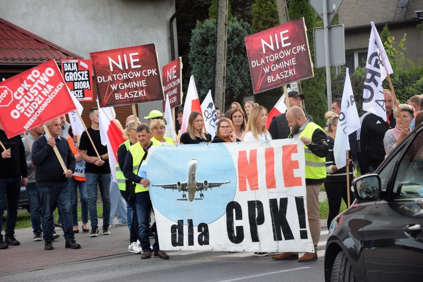 Protest w sprawie Kolei Dużych Prędkości w Łódzkiem. Co mówi wojewoda i Centralny Port Komunikacyjny po blokadzie drogi w Błaszkach? FOTO