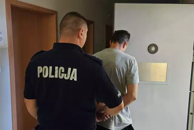 Narkotyki i papierosy znaleźli policjanci w mieszkaniu 46-latka z Lipna. Mężczyzna już trafił do aresztu