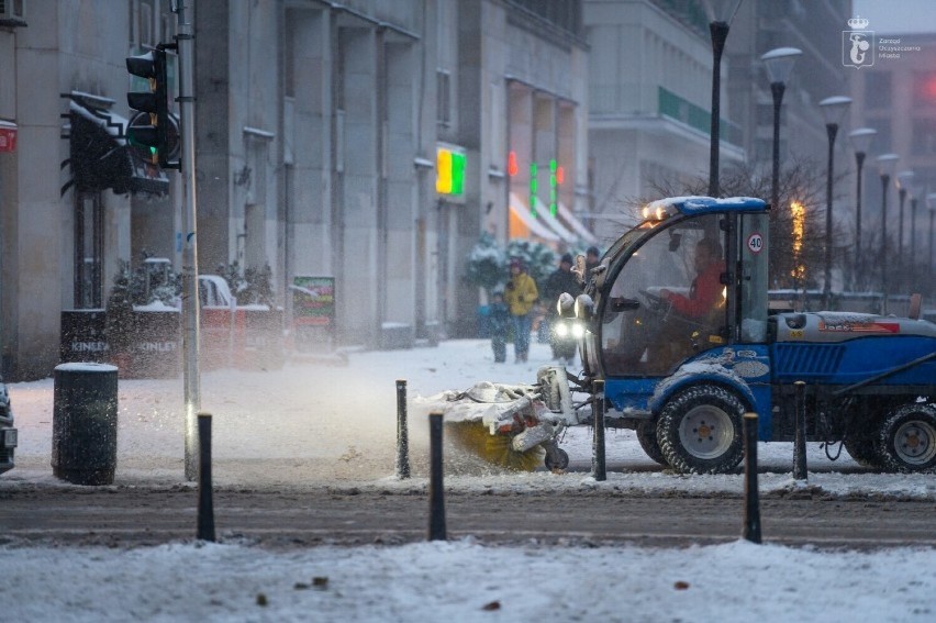 Poniedziałkowa śnieżyca w Warszawie skutecznie wpłynęła na...