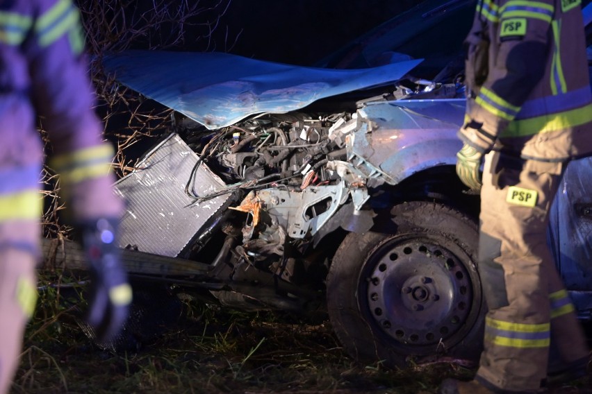 Wypadek na ul. Paderewskiego w Grudziądzu. Samochód dachował i wpadł do rowu