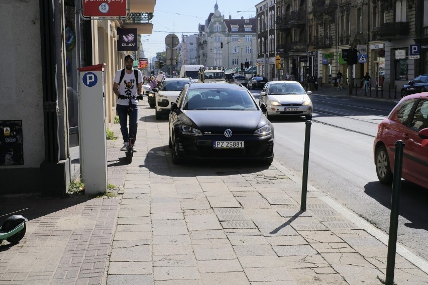 Chodnik na Dąbrowskiego został wyremontowany do połowy
