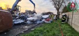 W Dobrzanach wybuchł pożar na stacji demontażu pojazdów. ZDJĘCIA