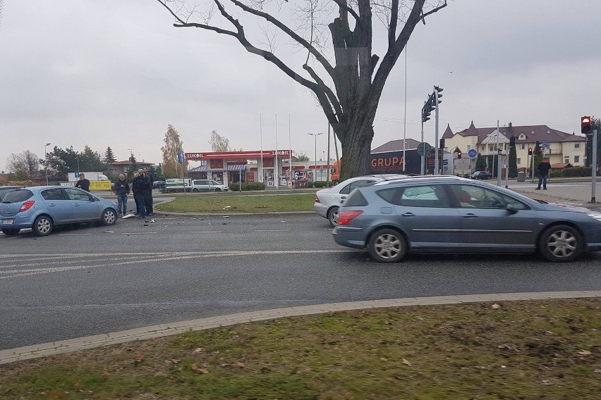 Wypadek na Pabianickiej. Kierowca nie zatrzymał się na czerwonym świetle [FOTO]