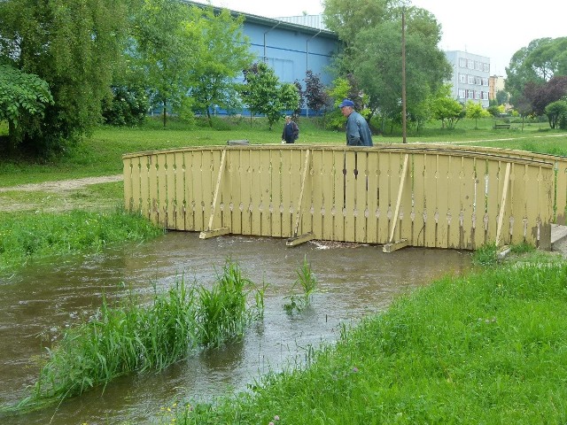 Poziom wody w Rakówce zrównał się z mostkami w parku miejskim przy Dworku Olszewskich