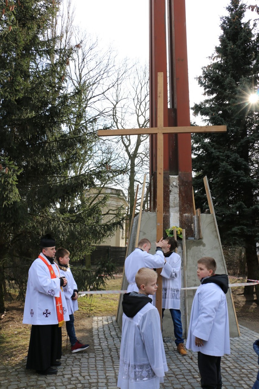 Droga Krzyżowa w parafii pw. św. Józefa prowadziła do Krzyża Tysiącleci [zdjęcia]