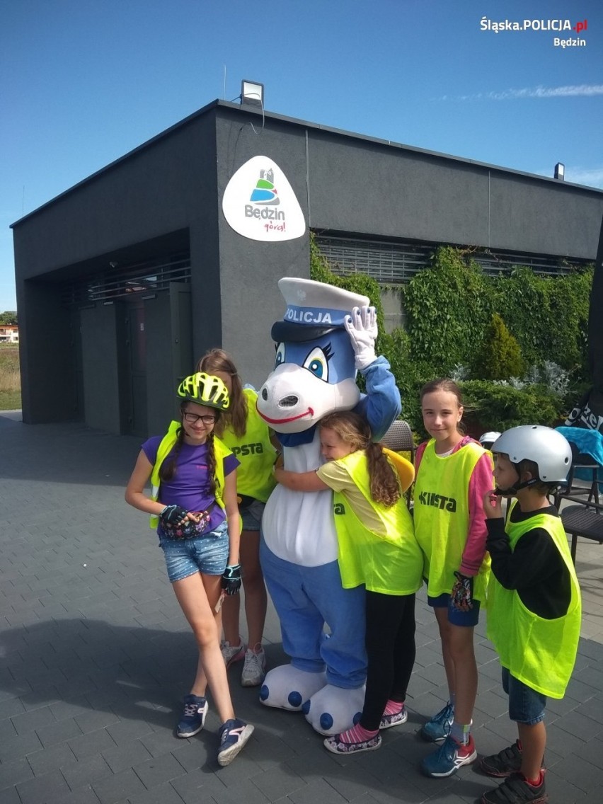 Spotkanie z policjantami i strażakami na miejskiej plaży na...