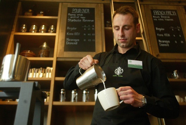 Międzynarodowy Dzień Kawy to dobra okazja, aby zapoznać się z najlepszymi punktami z kawą w Płocku! Przygotowaliśmy dla was ranking w oparciu o oceny z Google. Uwaga! Zdjęcia mają charakter poglądowy i nie są powiązane z opisywanymi lokalami.